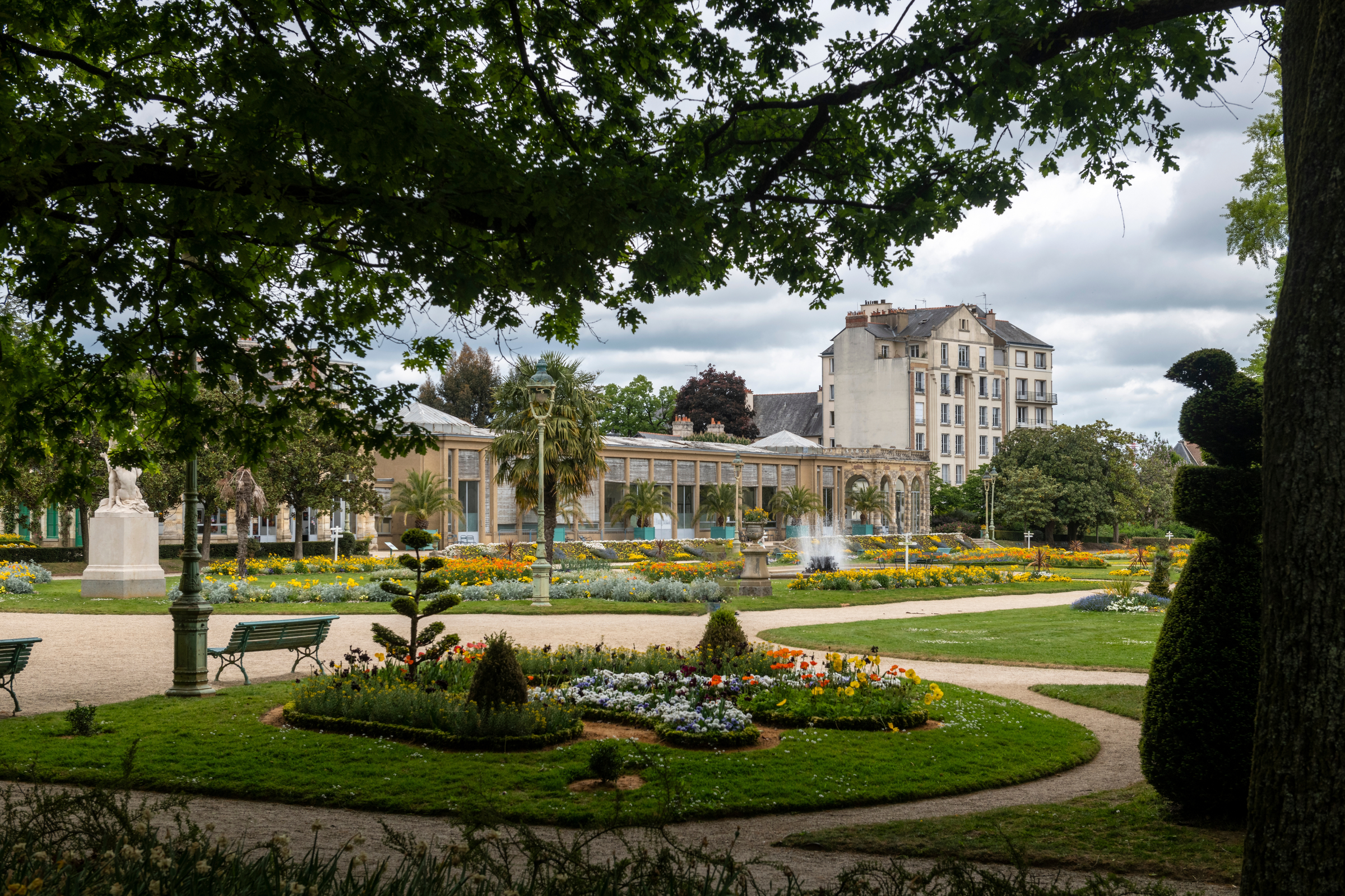 Thabor Gardens located in Rennes is a public park spread over ten hectares, whose specialty is the mixing of a French garden, an English garden and an important botanical garden.