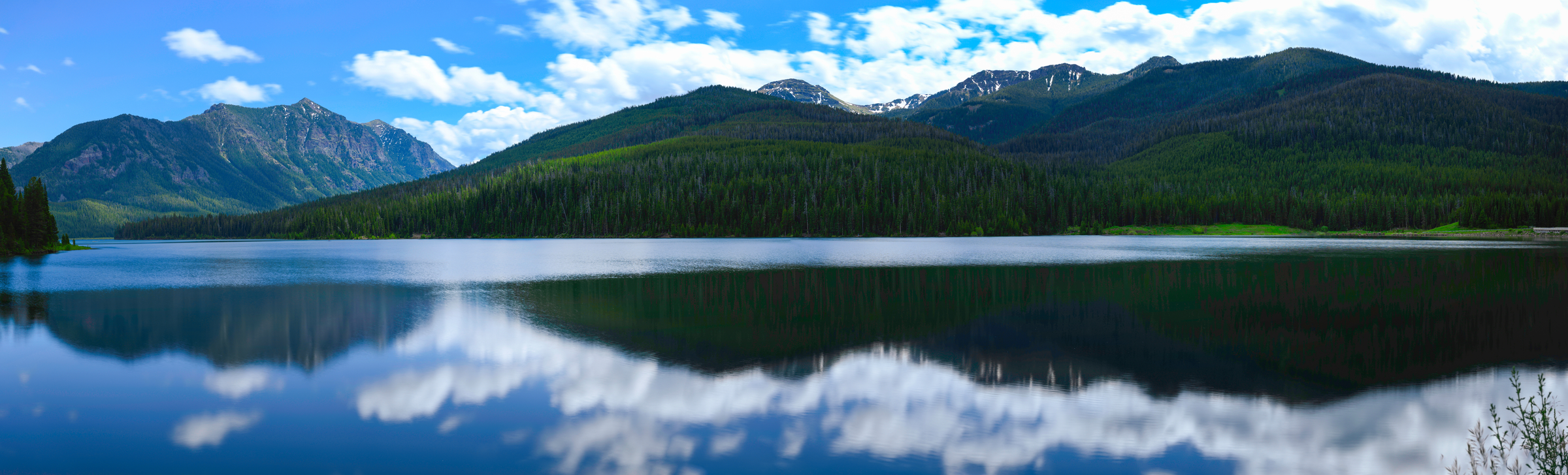 Hyalite Reservoir on Hyalite Canyon in Bozeman, Montana, USA: The beautiful and tranquil landscape at an elevation of 6,699 ft, north of Yellowstone National Park