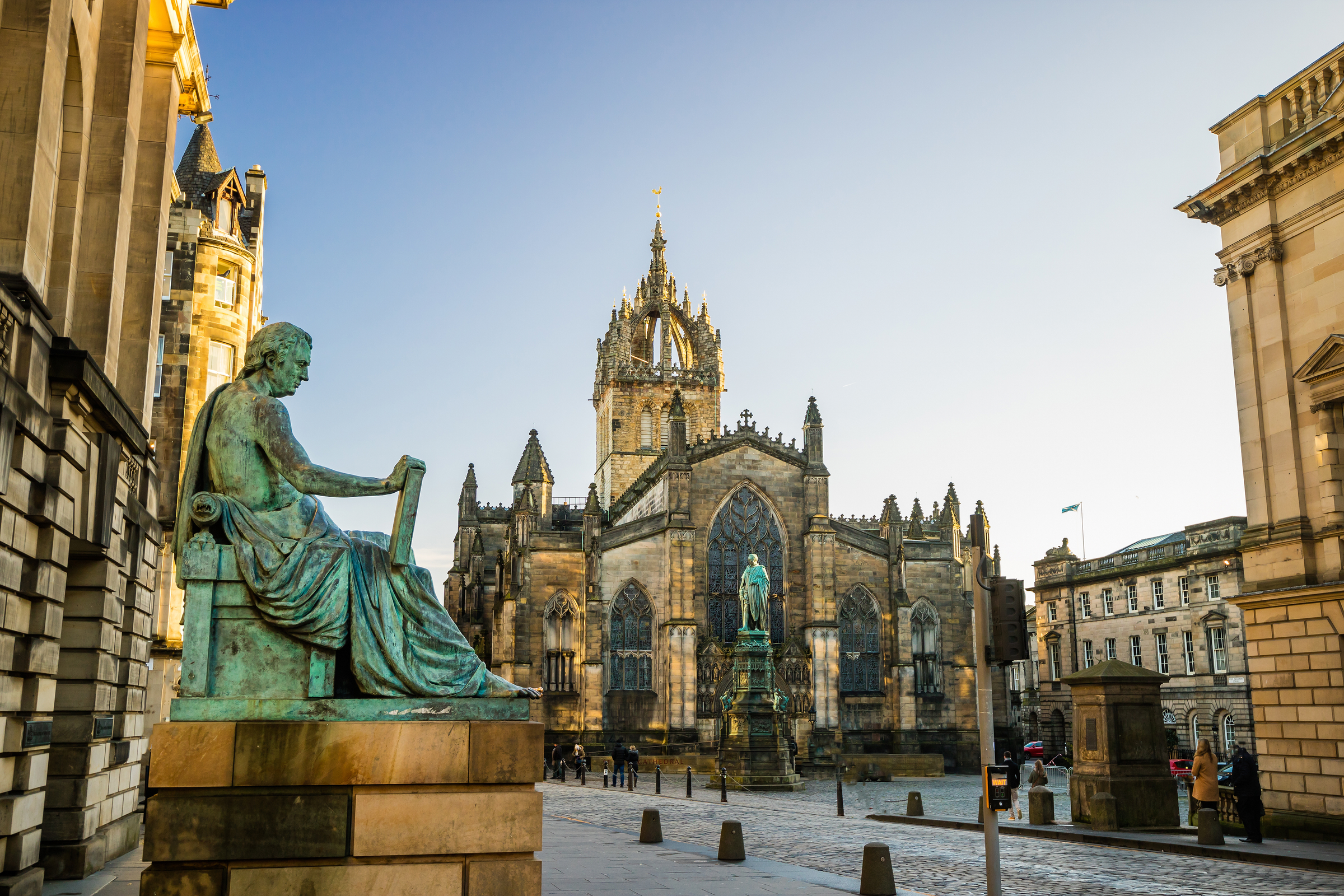 Street view of the historic Royal Mile, Edinburgh, Scotland