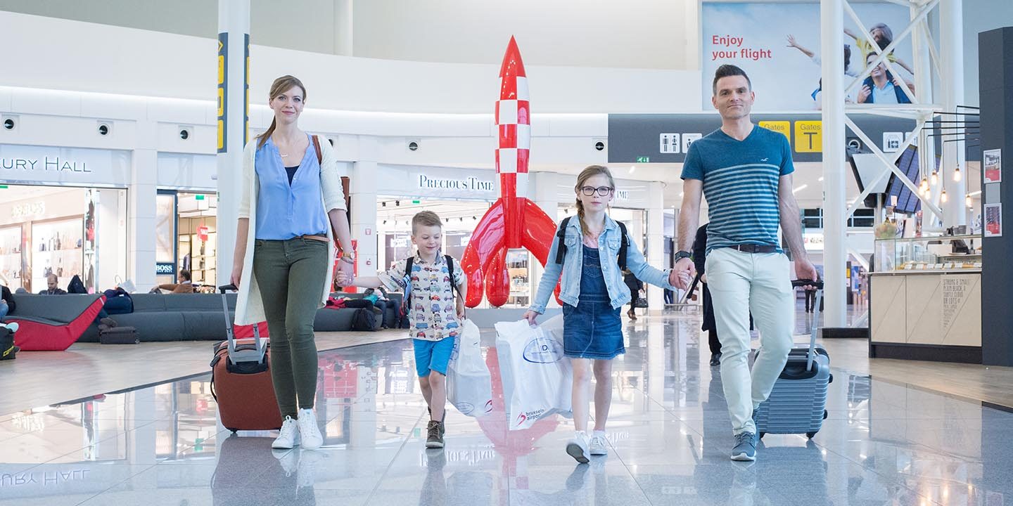 Gezin wandelt op Brussels Airport